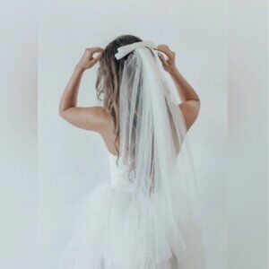 Short Wedding Veil with Bowknot